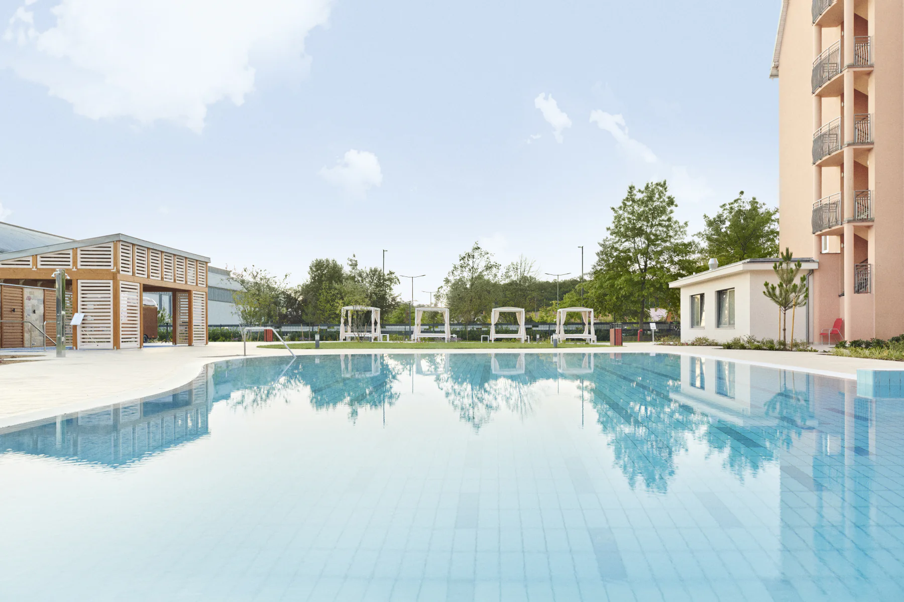 A Hotel Európa Fit szabadtéri medencéje és pihenőkertje