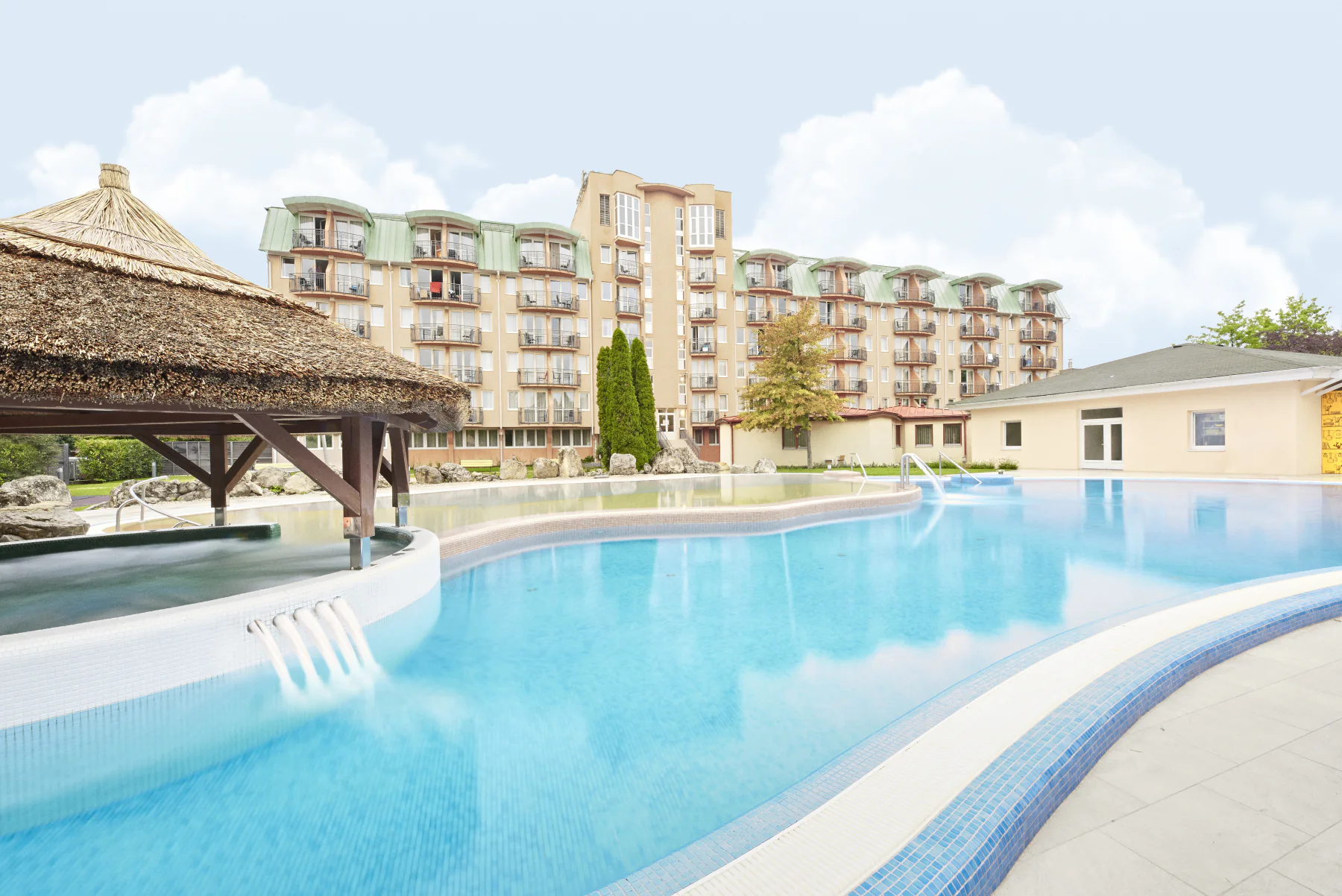 A Hotel Európa Fit kültéri medencéje és épülete