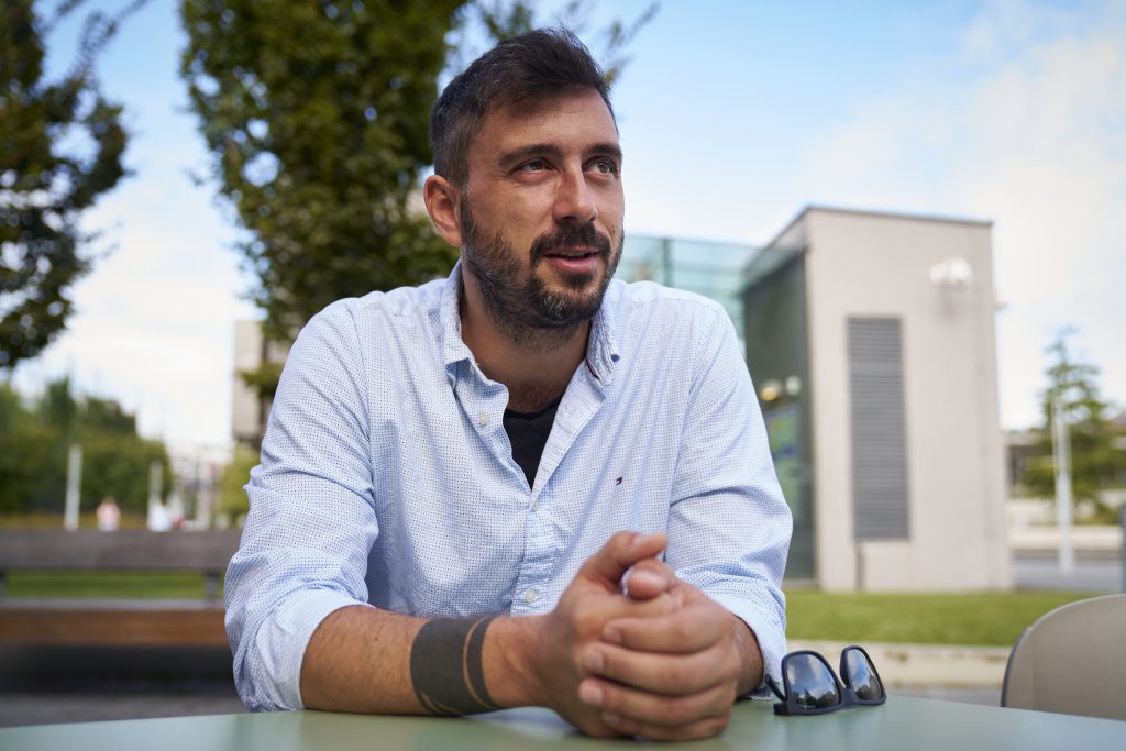 „Egyre kevesebb eszközzel, de több titokkal játszom” – Exkluzív interjú Szabó Kimmel Tamással Remind magazin