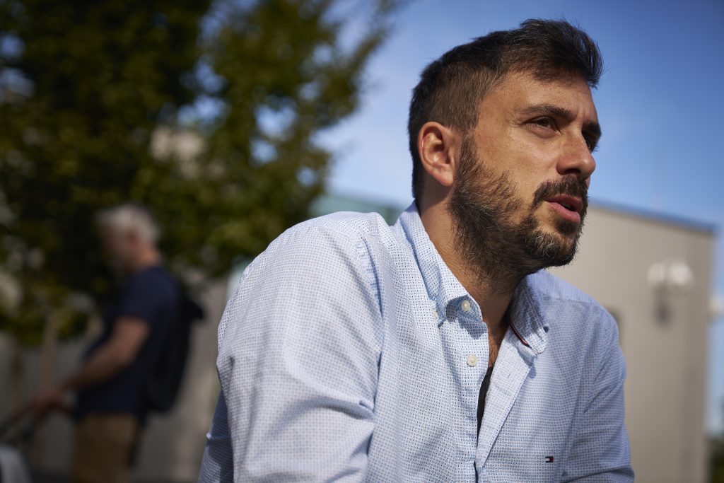 „Egyre kevesebb eszközzel, de több titokkal játszom” – Exkluzív interjú Szabó Kimmel Tamással Remind magazin