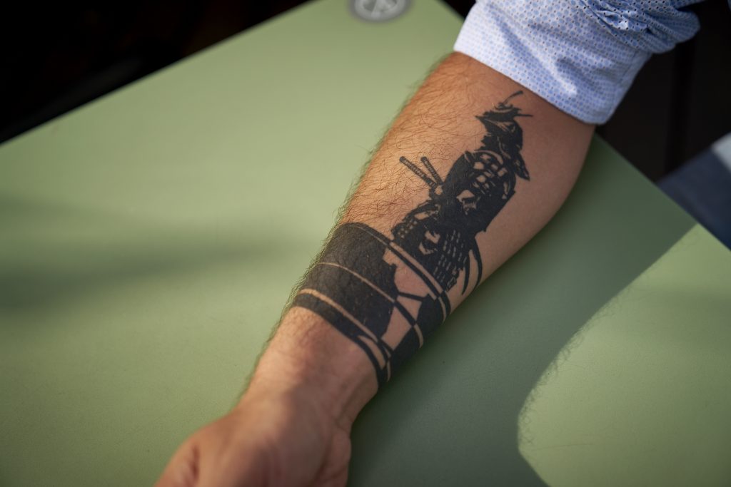 „Egyre kevesebb eszközzel, de több titokkal játszom” – Exkluzív interjú Szabó Kimmel Tamással Remind magazin