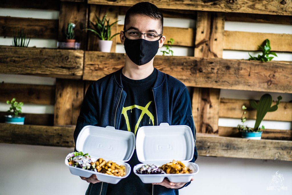 Ételosztás egy kiskunhalasi COVID-kórház orvosainak és ápolóinak