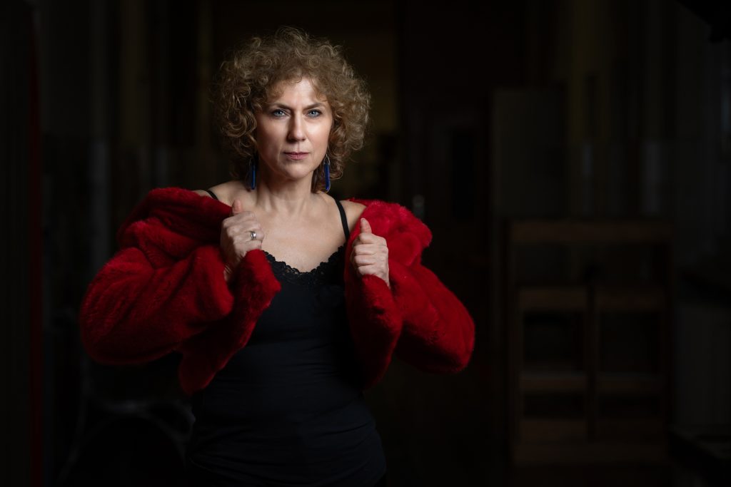 „Talán azért történt meg mindez, hogy be tudjak számolni róla” – Interjú Szalontay Tünde színésznővel Remind magazin