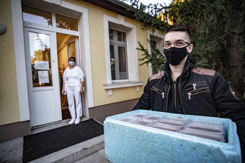 Vegán ételadomány egy kecskeméti idősotthonnak