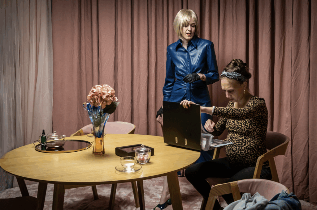 Krimibe oltott társadalmi felelősségvállalás – Interjú Gerlóczi Judittal és Sodró Elizával a Darázs című darabról Remind magazin