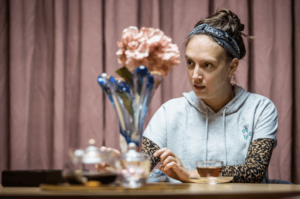 Krimibe oltott társadalmi felelősségvállalás – Interjú Gerlóczi Judittal és Sodró Elizával a Darázs című darabról Remind magazin