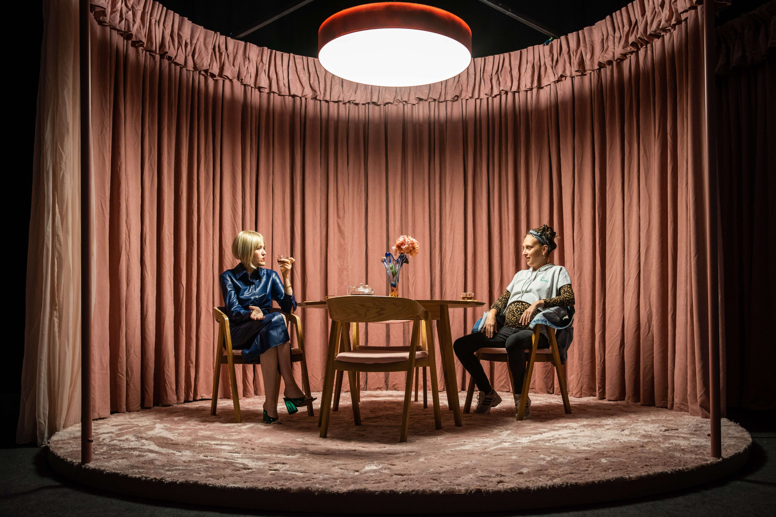 Krimibe oltott társadalmi felelősségvállalás – Interjú Gerlóczi Judittal és Sodró Elizával a Darázs című darabról darazs