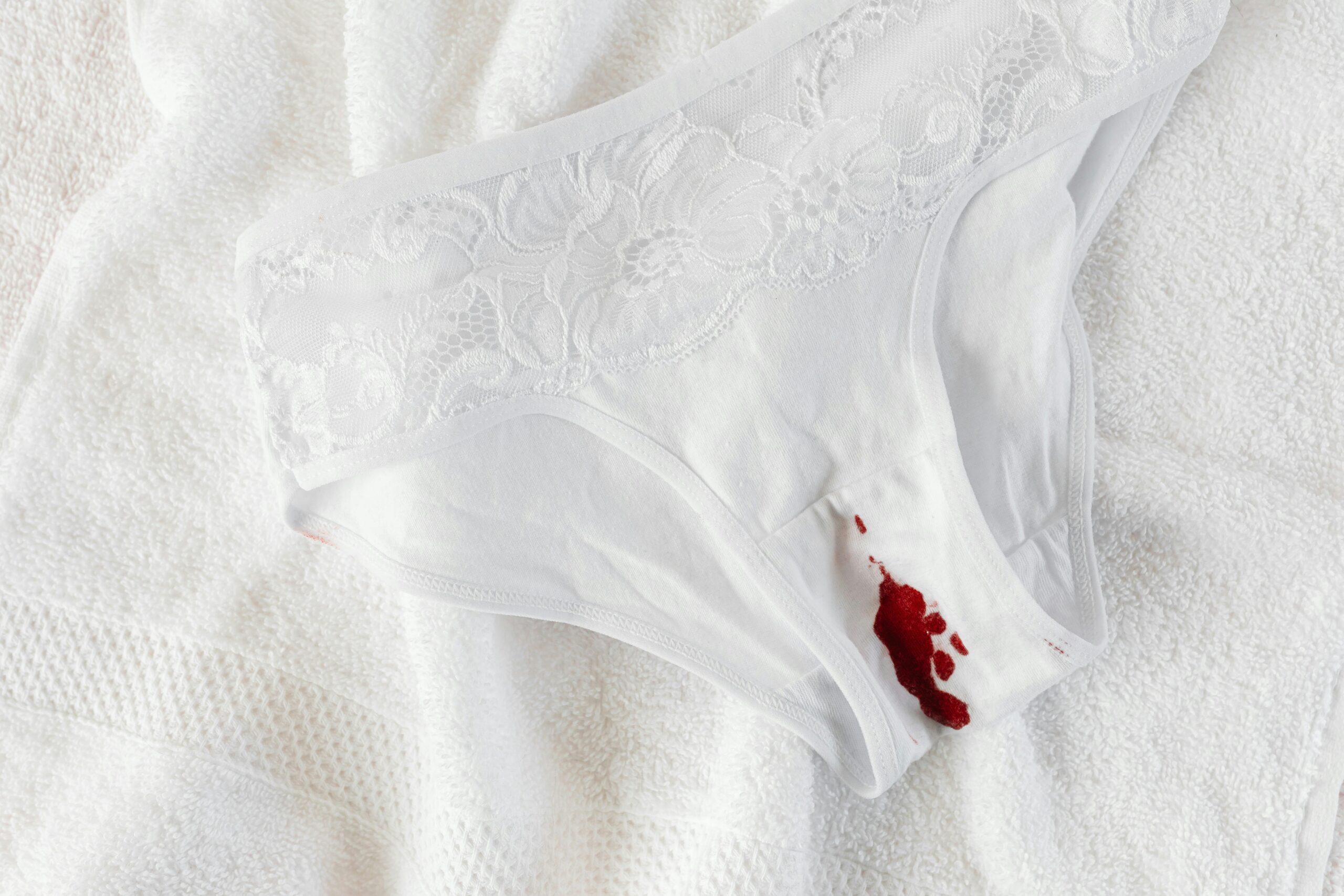 1 millió forintot költünk menstruációs higiéniai termékekre – A menstruációs szegénység elhallgatott tény, ami milliókat érint menstruacios_szegenyseg