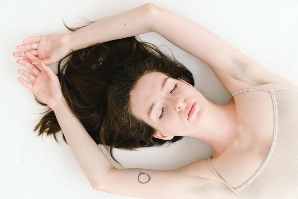 Ki mint veti ágyát… – Milyen testhelyzetben egészséges aludni? Remind magazin