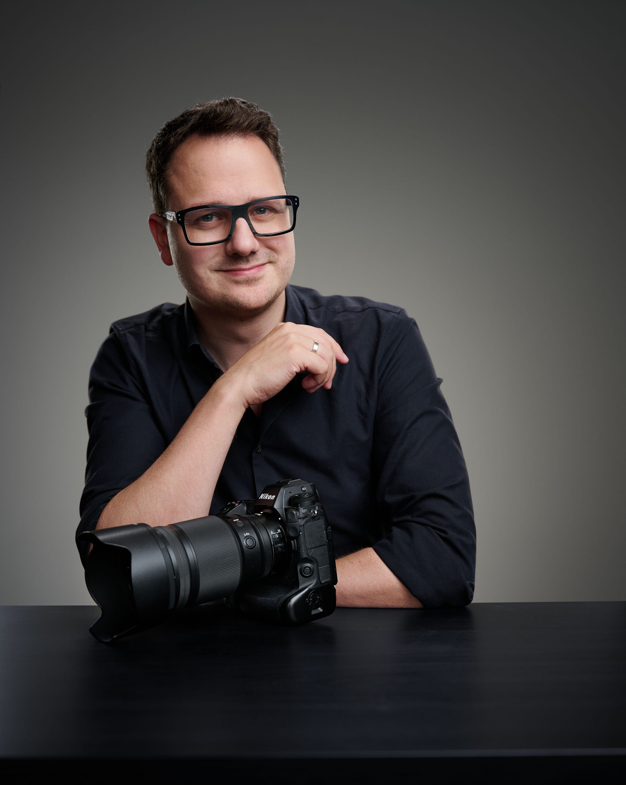 „A hiteles pillanat nyomában” – Interjú Tóth Balázzsal, az üzleti portrék mesterével Remind magazin