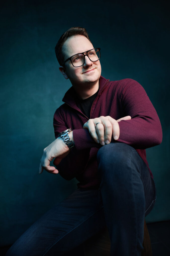 „A hiteles pillanat nyomában” – Interjú Tóth Balázzsal, az üzleti portrék mesterével Remind magazin