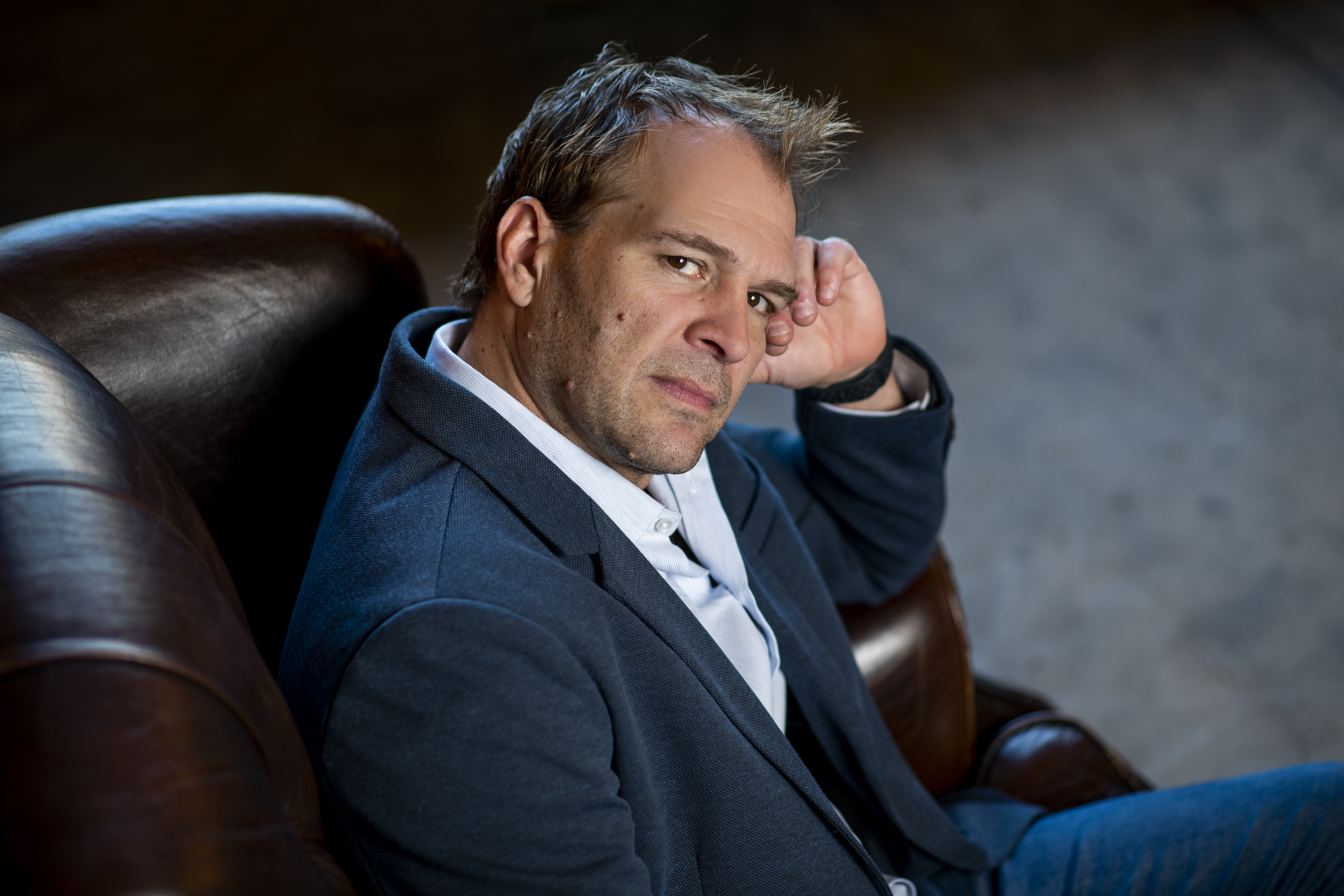 „Szeretem, ha egy szerep mélyen elgondolkodtat, ha keresni kell hozzá a kapaszkodókat” – interjú Schmied Zoltánnal schmied_zoltan_foto_varnay_nikolett_2