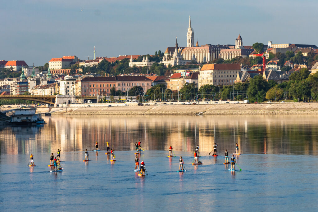 Egy hullámhosszon: hogyan formálnak közösséget a vízen és a hegyekben szerzett sportélmények? sup_budapest_kozosseg_sport_naturelle2