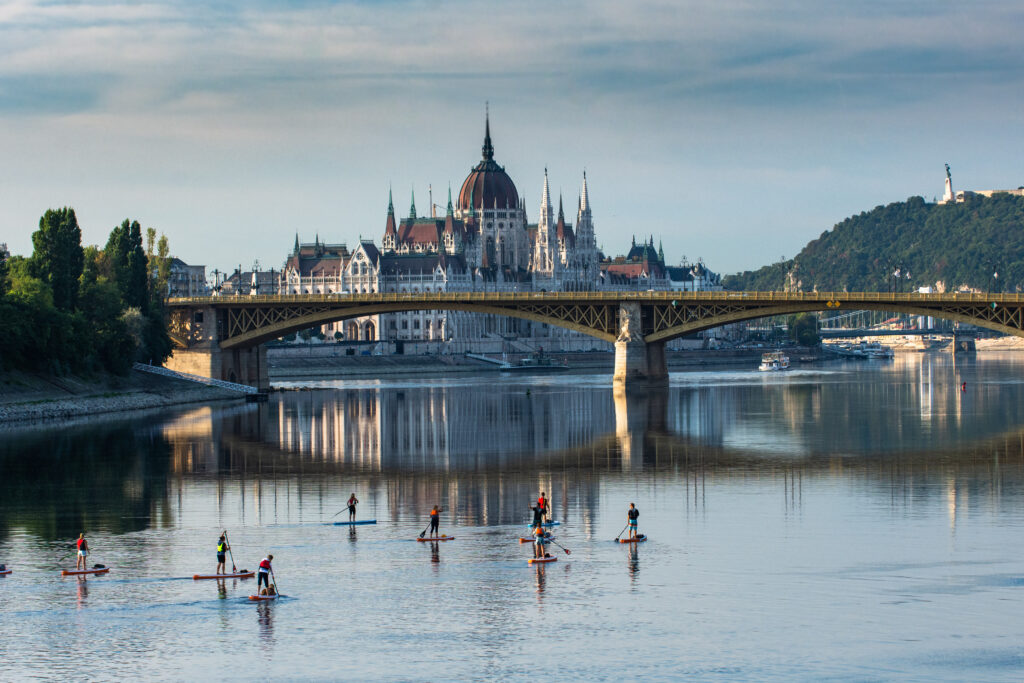 Egy hullámhosszon: hogyan formálnak közösséget a vízen és a hegyekben szerzett sportélmények? sup_budapest_kozosseg_sport_naturelle3