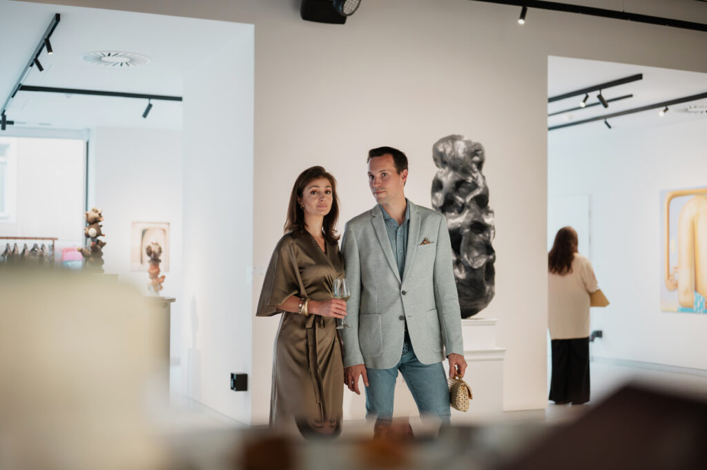 Amikor az anyag életre kel – Falconeri és kortárs művészet az Apollo Gallery terében Remind magazin