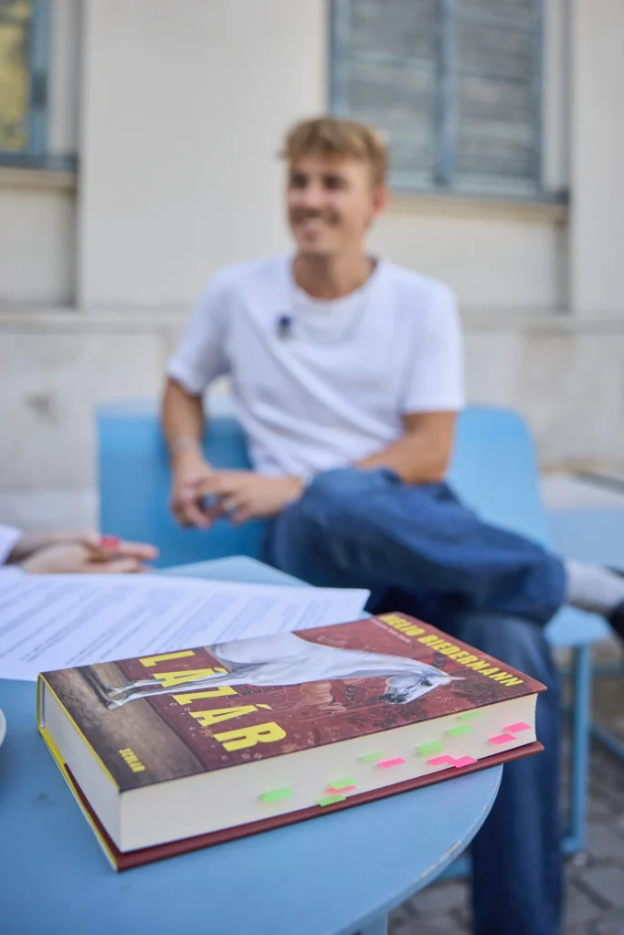 „Örülök, hogy az identitásom már nem ahhoz kötődik, hogy milyen családból származom” - interjú Nelio Biedermann íróval Remind magazin