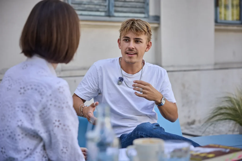 „Örülök, hogy az identitásom már nem ahhoz kötődik, hogy milyen családból származom” - interjú Nelio Biedermann íróval Remind magazin