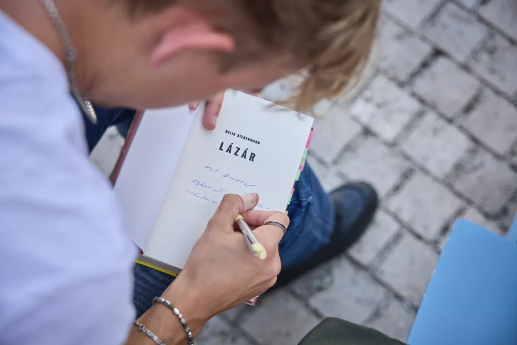 „Örülök, hogy az identitásom már nem ahhoz kötődik, hogy milyen családból származom” - interjú Nelio Biedermann íróval Remind magazin