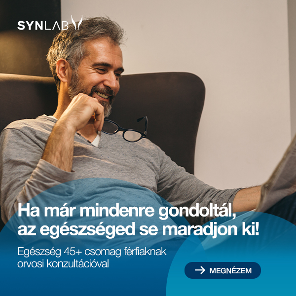 Mielőtt a test jelez - férfiegészség és tudatos megelőzés 45 felett Mosolygó, ősz hajú férfi laptopot használ a SYNLAB Egészség 45+ csomag férfiaknak bannerén